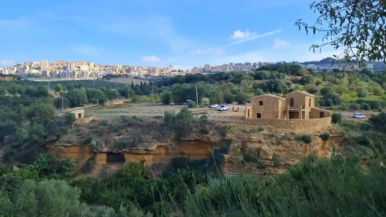 Plato sa zgradama Case Montana i vapnenačkom stijenom iznad doline Kolymbethre.
