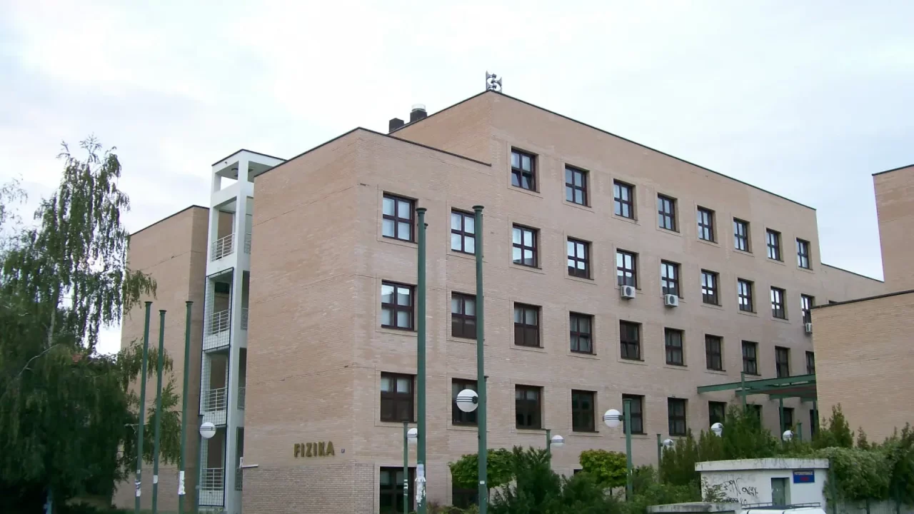 Zgrada Fizičkog odsjeka PMF-a u Zagrebu, snimljena s ulice.