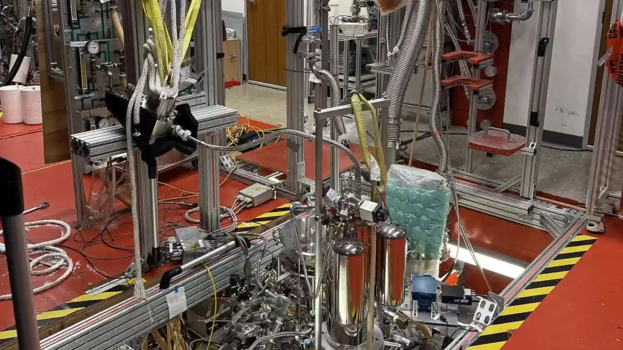 Metalna eksperimentalna aparatura s cijevima i kabelima u laboratoriju Sveučilišta Northwestern.