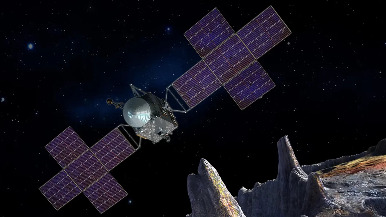 Umjetnički prikaz letjelice Psyche s velikim solarnim panelima iznad površine asteroida