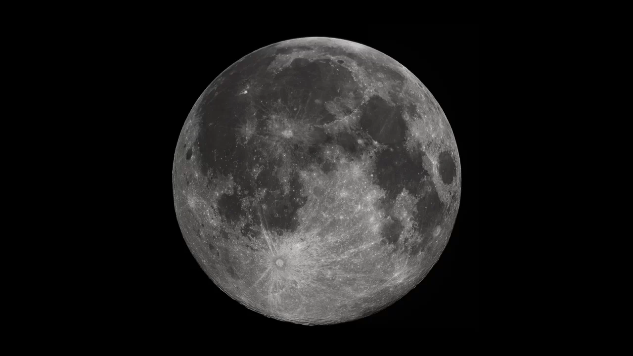 Cijeli disk punog Mjeseca s brojnim kraterima i tamnim mjesečevim morima na crnoj podlozi.