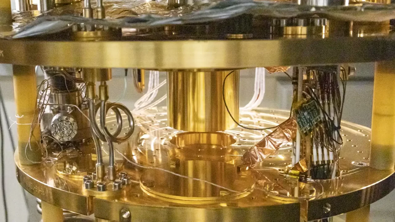 Metalni dijelovi i ožičenje rashladnog uređaja u istraživačkom laboratoriju.