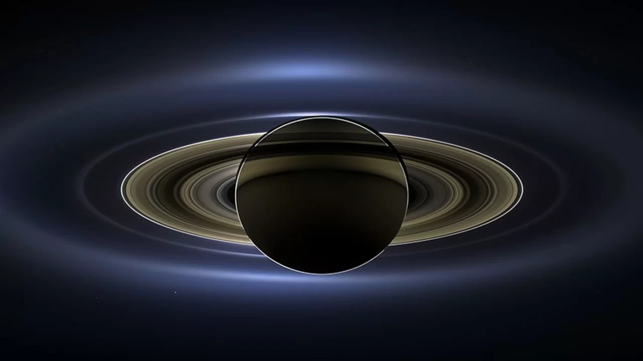Saturn u sjeni s osvijetljenim prstenovima na Cassinijevu panoramskom mozaiku.