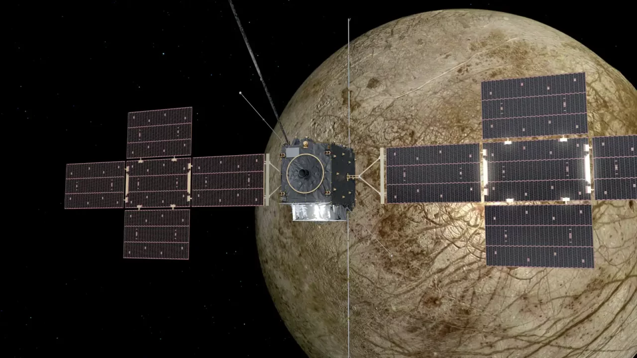 Umjetnički prikaz sonde Juice sa solarnim panelima ispred Jupiterova mjeseca Europe