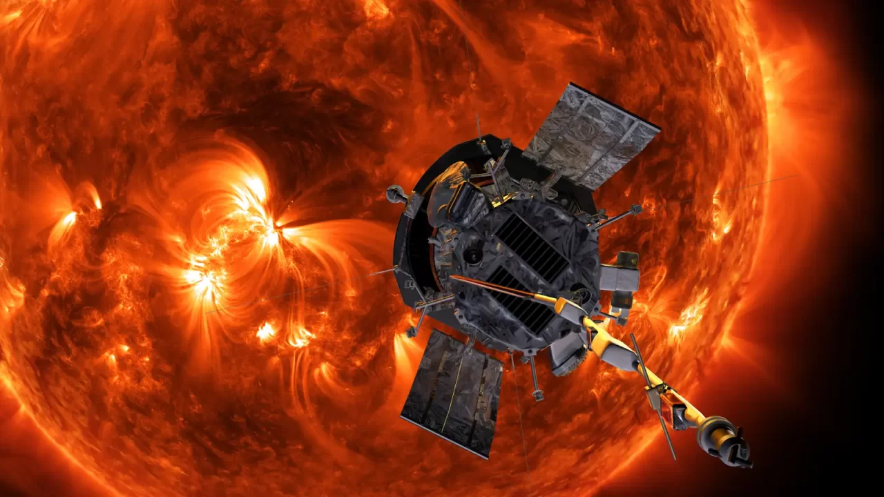 Sonda sa zaštitnim štitom i solarnim panelima ispred užarenoga Sunčeva diska.