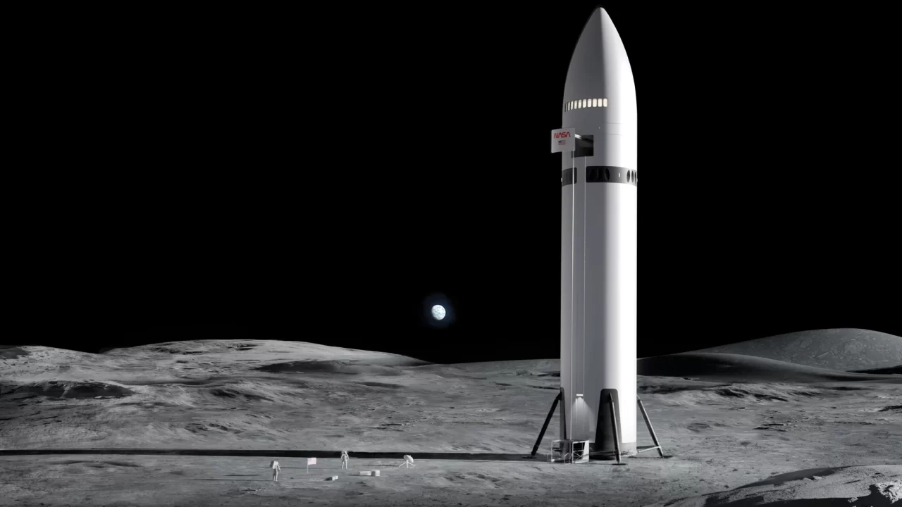 Službena ilustracija lunarne inačice Starshipa na Mjesecu, s astronautima u podnožju i Zemljom iznad obzora.