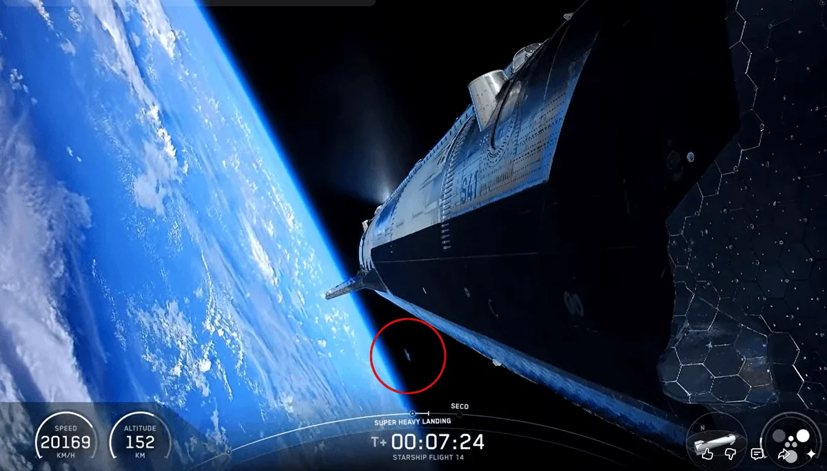 Starship iznad Zemlje sa svijetlom pojavom označenom crvenim krugom