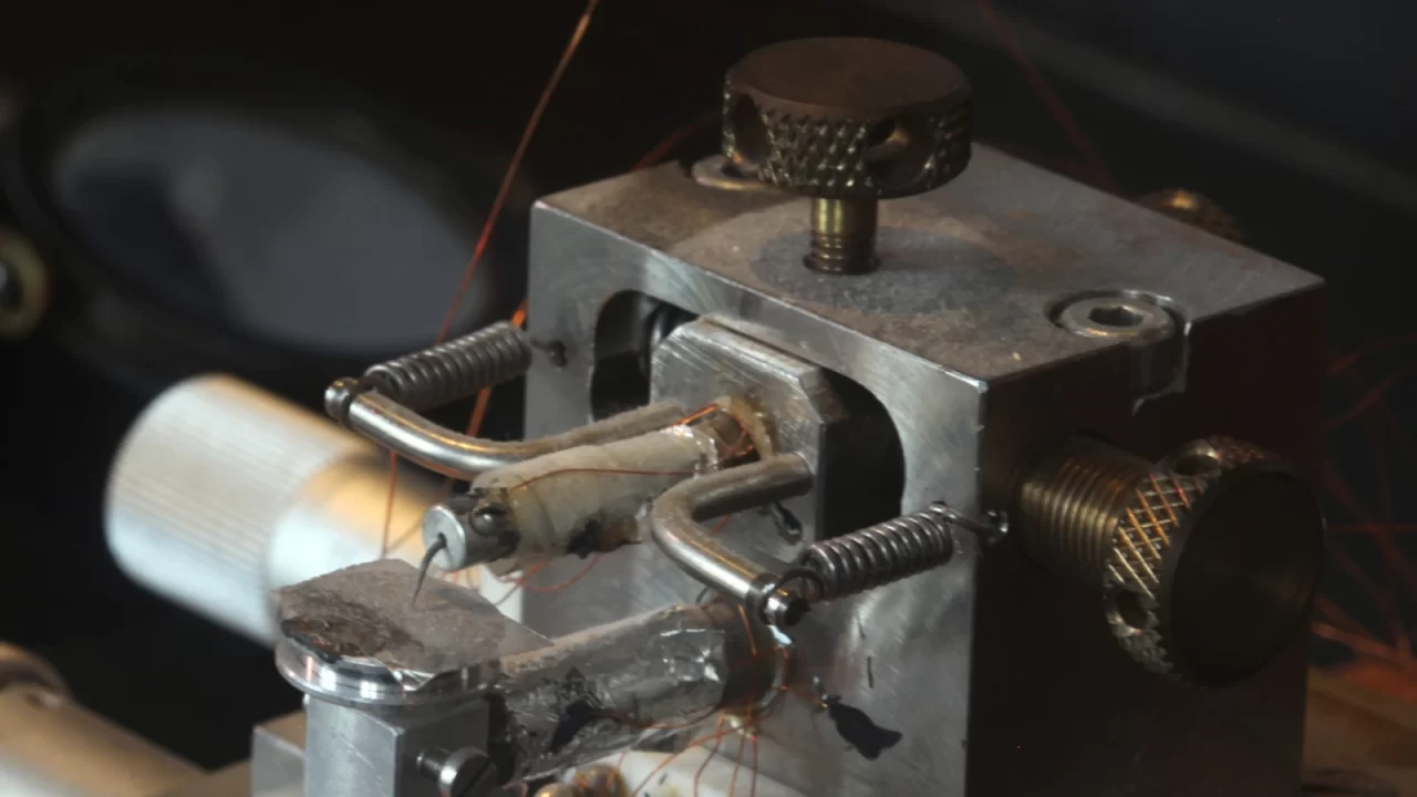 Detalj metalnog postolja, vijaka i bakrenih vodova skenirajućeg tunelskog mikroskopa.