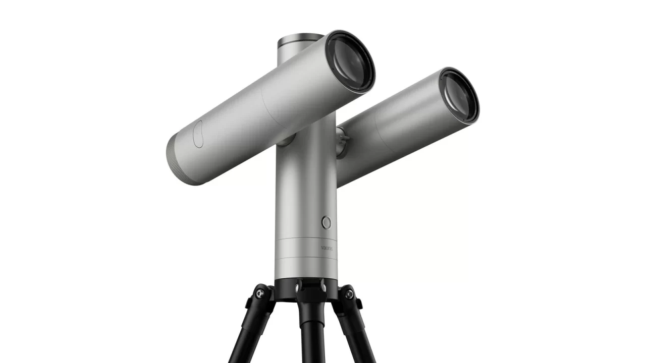 Vaonis Atlas Twin s dvama optičkim modulima usmjerenima prema gore na crnom stativu.