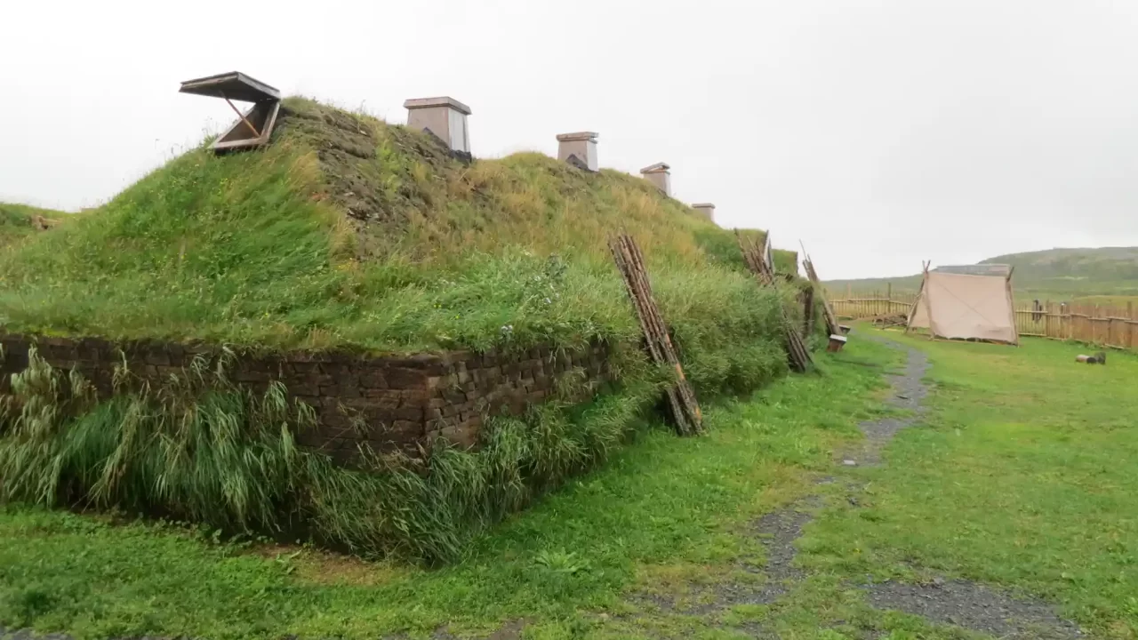 Rekonstruirana nordijska kuća sa zidovima i krovom prekrivenima busenjem u L'Anse aux Meadows.