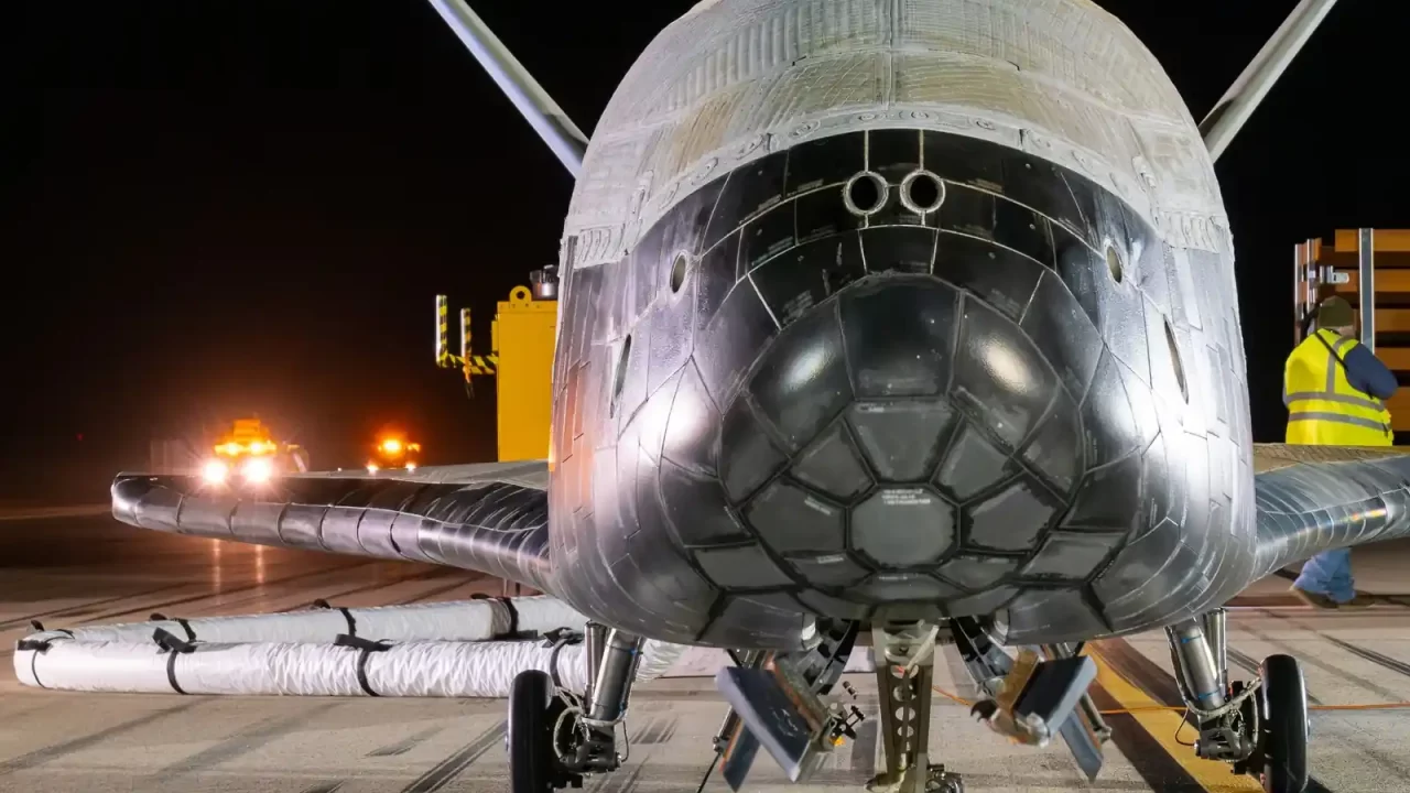 Stražnji dio američkog bespilotnog svemirskog aviona X-37B na pisti noću nakon povratka iz orbite